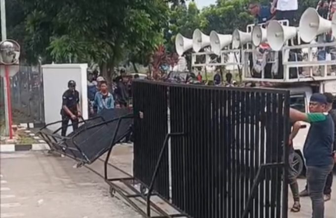 Aksi Unjuk Rasa di KIIC, PT TJ Forge Indonesia Minta Kondusivitas Iklim Investasi Dijaga Unjuk Rasa di Gerbang Pabrik. (AlexaPodcast.ID)