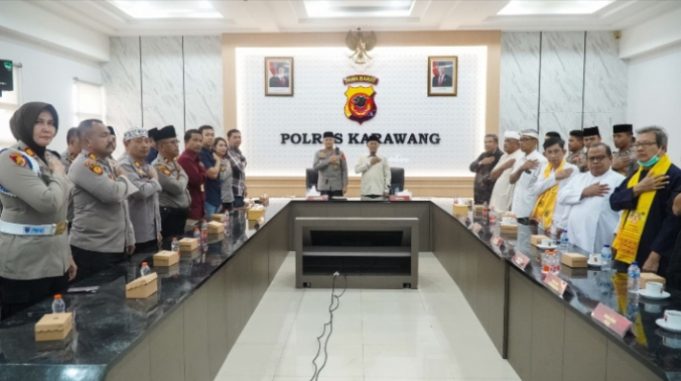 Polres Karawang Gelar Doa Lintas Agama, Doakan Korban Bencana Aceh dan Sumatra Kapolda Jabar Pimpin Doa Bersama di Karawang. (AlexaPodcast.ID)