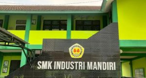 Polemik Penahanan Ijazah di SMK Industri Mandiri Karawang, Orangtua Keluhkan Sekolah Tak Patuhi Aturan Pemprov SMK Industri Mandiri Disorot, Orang Tua Keluhkan Ijazah Siswa Masih Ditahan. (AlexaPodcast.ID)