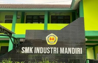Polemik Penahanan Ijazah di SMK Industri Mandiri Karawang, Orangtua Keluhkan Sekolah Tak Patuhi Aturan Pemprov SMK Industri Mandiri Disorot, Orang Tua Keluhkan Ijazah Siswa Masih Ditahan. (AlexaPodcast.ID)