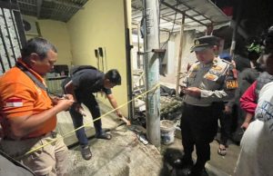 Motif Masih Misterius, Polisi Amankan Pemuda 23 Tahun yang Tikam Pasutri di Perum Garden City Pelaku Penikaman di Cengkong Berhasil Diamankan Pamapta Polres Karawang. (AlexaPodcast.ID)