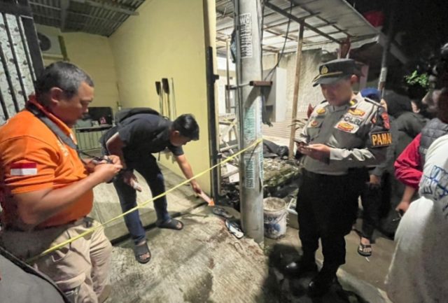 Pelaku Penikaman di Cengkong Berhasil Diamankan Pamapta Polres Karawang. (AlexaPodcast.ID) Pelaku Penikaman di Cengkong Berhasil Diamankan Pamapta Polres Karawang. (AlexaPodcast.ID)