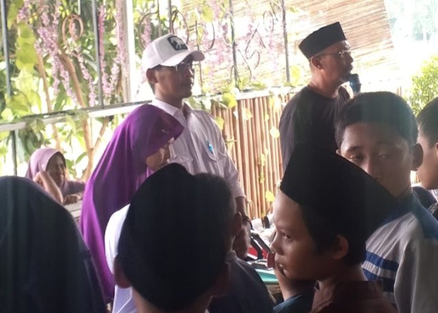 Peresmian Kolam Renang Uston Grill House Diwarnai Santunan Anak Yatim di Darawolong Ustadz Andi Beton Resmikan Kolam Renang dan Gelar Tawasulan. (AlexaPodcast.ID)