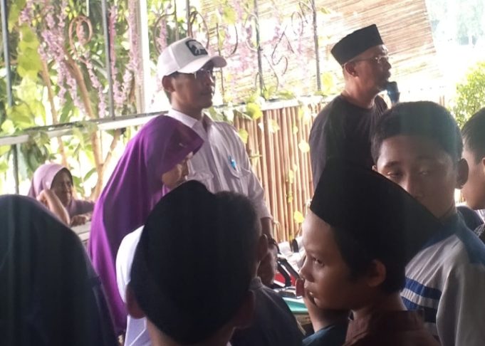 Peresmian Kolam Renang Uston Grill House Diwarnai Santunan Anak Yatim di Darawolong Ustadz Andi Beton Resmikan Kolam Renang dan Gelar Tawasulan. (AlexaPodcast.ID)