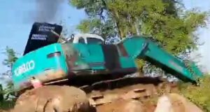 Gunung Sinapel Terus Terkikis, Warga Resah Aktivitas Galian Batu Andesit Diduga Ilegal Tambang Batu Belah Gunung Sinapel Tuai Protes. (AlexaPodcast.ID)