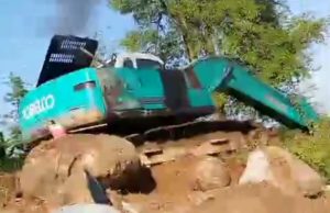 Gunung Sinapel Terus Terkikis, Warga Resah Aktivitas Galian Batu Andesit Diduga Ilegal Tambang Batu Belah Gunung Sinapel Tuai Protes. (AlexaPodcast.ID)