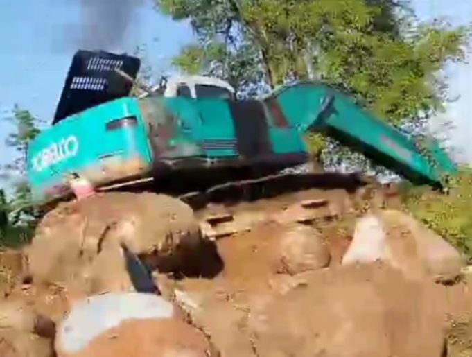 Gunung Sinapel Terus Terkikis, Warga Resah Aktivitas Galian Batu Andesit Diduga Ilegal Tambang Batu Belah Gunung Sinapel Tuai Protes. (AlexaPodcast.ID)