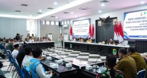 Rakor Lintas Sektoral Digelar, Polres Karawang Siap Amankan Natal dan Tahun Baru Polres Karawang Matangkan Pengamanan Natal 2025 dan Tahun Baru 2026 Lewat Rakor Lintas Sektoral. (AlexaPodcast.ID) 