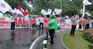 Aksi Damai Rambo di Istana Negara, Suarakan Solidaritas untuk Korban Bencana Sumatera Ribuan Massa Rambo Aksi Damai. (AlexaPodcast.ID)