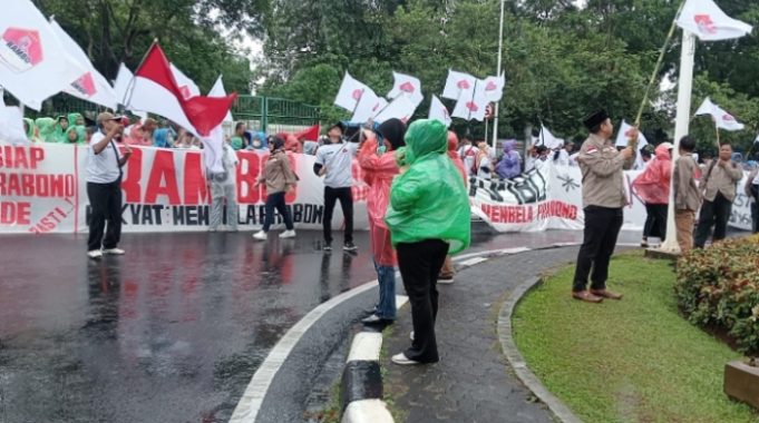 Aksi Damai Rambo di Istana Negara, Suarakan Solidaritas untuk Korban Bencana Sumatera Ribuan Massa Rambo Aksi Damai. (AlexaPodcast.ID)