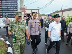 Polres Karawang Gelar Apel Pasukan Operasi Lilin Lodaya 2025 Amankan Nataru Kapolres Karawang Pimpin Apel Gelar Pasukan Operasi Lilin Lodaya 2025. (AlexaPodcast.ID)