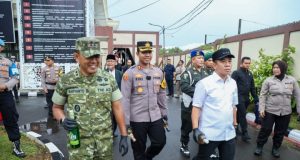 Polres Karawang Gelar Apel Pasukan Operasi Lilin Lodaya 2025 Amankan Nataru Kapolres Karawang Pimpin Apel Gelar Pasukan Operasi Lilin Lodaya 2025. (AlexaPodcast.ID)