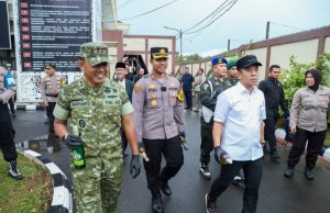 Polres Karawang Gelar Apel Pasukan Operasi Lilin Lodaya 2025 Amankan Nataru Kapolres Karawang Pimpin Apel Gelar Pasukan Operasi Lilin Lodaya 2025. (AlexaPodcast.ID)