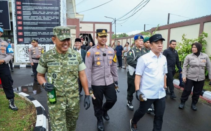 Polres Karawang Gelar Apel Pasukan Operasi Lilin Lodaya 2025 Amankan Nataru Kapolres Karawang Pimpin Apel Gelar Pasukan Operasi Lilin Lodaya 2025. (AlexaPodcast.ID)