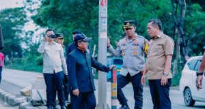 Kapolres Karawang dan Forkopimda Turun Langsung Awasi Perbaikan Jalan Rusak Sinergi Polri dan Pemda, Perbaikan Jalan Tanjungpura–Galuh Mas Dipastikan Optimal. (AlexaPodcast.ID)