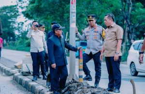 Kapolres Karawang dan Forkopimda Turun Langsung Awasi Perbaikan Jalan Rusak Sinergi Polri dan Pemda, Perbaikan Jalan Tanjungpura–Galuh Mas Dipastikan Optimal. (AlexaPodcast.ID)