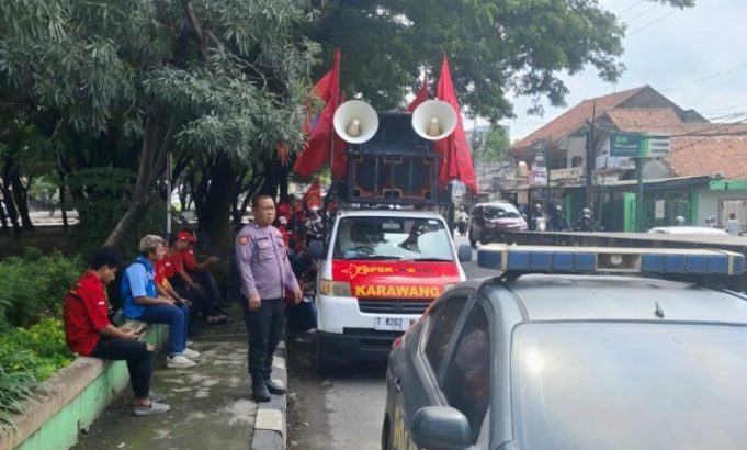 Polres Karawang Amankan Aksi Serikat Buruh, UMK 2026 Naik Jadi Rp 5,8 Juta Unjuk Rasa Buruh Karawang Berujung Kenaikan UMK 2026. (AlexaPodcast.ID) 