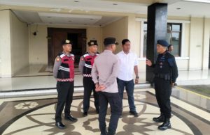 Jelang Natal 2025, Polres Karawang Siagakan Pospam Dawuan dalam Operasi Lilin Lodaya Polres Karawang Pastikan Keamanan Ibadah Natal dan Tahun Baru 2026. (AlexaPodcast.ID)