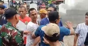 Dugaan Korupsi Dana Desa Cilewo Mencuat, Warga Geram hingga Gelar Aksi Protes Warga Cilewo Bakar Ban di Kantor Desa Cilewo. (AlexaPodcast.ID)