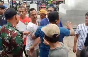 Dugaan Korupsi Dana Desa Cilewo Mencuat, Warga Geram hingga Gelar Aksi Protes Warga Cilewo Bakar Ban di Kantor Desa Cilewo. (AlexaPodcast.ID)