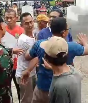 Dugaan Korupsi Dana Desa Cilewo Mencuat, Warga Geram hingga Gelar Aksi Protes Warga Cilewo Bakar Ban di Kantor Desa Cilewo. (AlexaPodcast.ID)