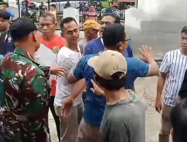 Warga Cilewo Bakar Ban di Kantor Desa Cilewo. (AlexaPodcast.ID)