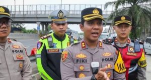 Volume Kendaraan Tembus 5.900 Per Jam, Contraflow Diterapkan di Tol Japek Wilayah Karawang Polres Karawang Siagakan Contraflow dan Personel. (AlexaPodcast.ID)