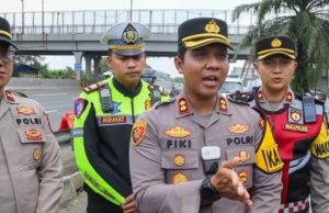 Volume Kendaraan Tembus 5.900 Per Jam, Contraflow Diterapkan di Tol Japek Wilayah Karawang Polres Karawang Siagakan Contraflow dan Personel. (AlexaPodcast.ID)