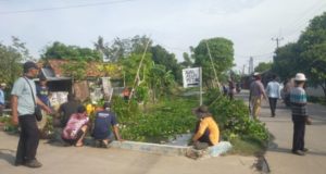 Antisipasi Musim Hujan, Pemdes Tanjungbungin dan Warga Gotong Royong Bersihkan Saluran Air Gotong Royong Warga Tanjungbungin, Saluran Air. (AlexaPodcast.ID)