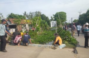 Antisipasi Musim Hujan, Pemdes Tanjungbungin dan Warga Gotong Royong Bersihkan Saluran Air Gotong Royong Warga Tanjungbungin, Saluran Air. (AlexaPodcast.ID)