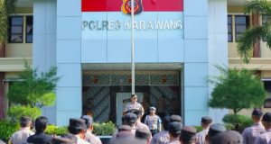 300 Personel Gabungan Disiagakan, Polres Karawang Amankan Pilkades 2025 Apel Gelar Pasukan PAM Pilkades 2025, Kapolres Karawang Tekankan Netralitas. (AlexaPodcast.ID)
