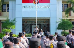 300 Personel Gabungan Disiagakan, Polres Karawang Amankan Pilkades 2025 Apel Gelar Pasukan PAM Pilkades 2025, Kapolres Karawang Tekankan Netralitas. (AlexaPodcast.ID)