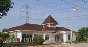 Dugaan Dana Simponi TNI-Polri Rp30 Juta di Kutawaluya Belum Dibayarkan oleh Camat Sebelumnya Kantor Kecamatan Kutawaluya. (AlexaPodcast.ID)