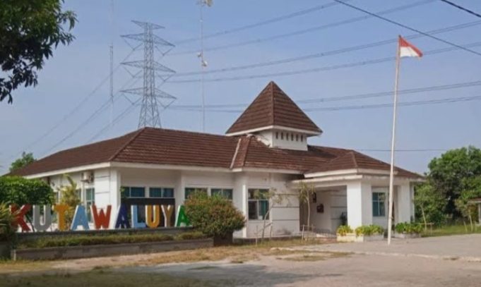 Dugaan Dana Simponi TNI-Polri Rp30 Juta di Kutawaluya Belum Dibayarkan oleh Camat Sebelumnya Kantor Kecamatan Kutawaluya. (AlexaPodcast.ID)