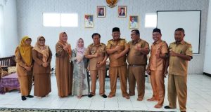 Camat Kutawaluya Arta Pamit Pensiun, Sampaikan Pesan Soliditas dan Pelayanan Publik Pensiun dari Jabatan Camat, Arta Ajak Kepala Desa Jaga Kekompakan. (AlexaPodcast.ID)