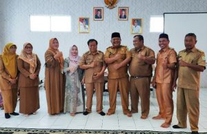 Camat Kutawaluya Arta Pamit Pensiun, Sampaikan Pesan Soliditas dan Pelayanan Publik Pensiun dari Jabatan Camat, Arta Ajak Kepala Desa Jaga Kekompakan. (AlexaPodcast.ID)