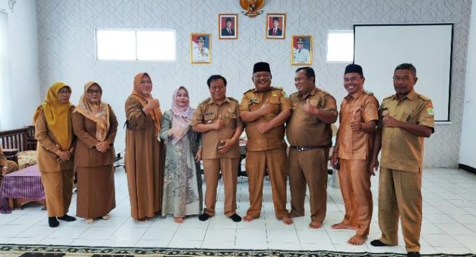 Camat Kutawaluya Arta Pamit Pensiun, Sampaikan Pesan Soliditas dan Pelayanan Publik Pensiun dari Jabatan Camat, Arta Ajak Kepala Desa Jaga Kekompakan. (AlexaPodcast.ID)