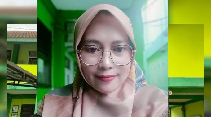 Tudingan Ijazah Ditahan karena Tunggakan Biaya, Pihak Sekolah di Karawang Beri Klarifikasi Tuti Rojiah, Staf SMKS Industri Mandiri Karawang. (AlexaPodcast.ID)