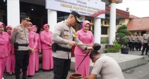 Pimpin Upacara Kenaikan Pangkat, Kapolres Cirebon Kota Siramkan Air Kembang ke Personel Tradisi Air Kembang Warnai Upacara Kenaikan Pangkat di Polres Cirebon Kota. (AlexaPodcast.ID)