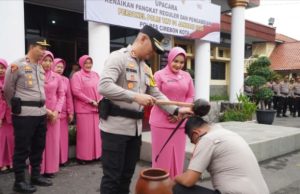 Pimpin Upacara Kenaikan Pangkat, Kapolres Cirebon Kota Siramkan Air Kembang ke Personel Tradisi Air Kembang Warnai Upacara Kenaikan Pangkat di Polres Cirebon Kota. (AlexaPodcast.ID)