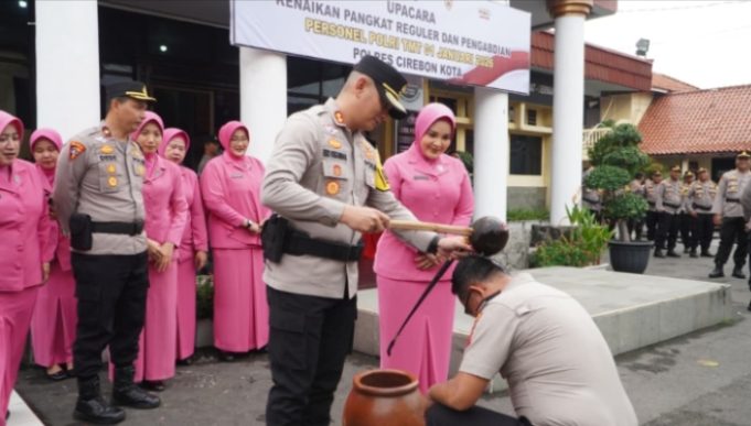 Pimpin Upacara Kenaikan Pangkat, Kapolres Cirebon Kota Siramkan Air Kembang ke Personel Tradisi Air Kembang Warnai Upacara Kenaikan Pangkat di Polres Cirebon Kota. (AlexaPodcast.ID)