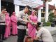 Pimpin Upacara Kenaikan Pangkat, Kapolres Cirebon Kota Siramkan Air Kembang ke Personel Tradisi Air Kembang Warnai Upacara Kenaikan Pangkat di Polres Cirebon Kota. (AlexaPodcast.ID)