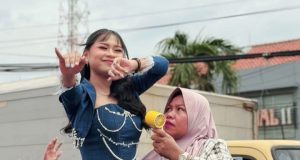 Lautan Manusia Sambut Dede April, Jalanan Cirebon Dipadati Jutaan Warga Kedatangan Aril Dede Satukan Euforia Masyarakat Cirebon. (AlexaPodcast.ID)