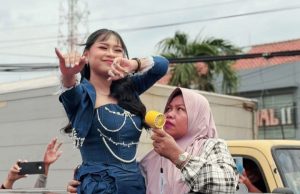 Lautan Manusia Sambut Dede April, Jalanan Cirebon Dipadati Jutaan Warga Kedatangan Aril Dede Satukan Euforia Masyarakat Cirebon. (AlexaPodcast.ID)