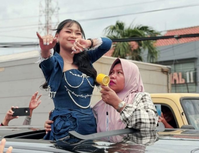 Lautan Manusia Sambut Dede April, Jalanan Cirebon Dipadati Jutaan Warga Kedatangan Aril Dede Satukan Euforia Masyarakat Cirebon. (AlexaPodcast.ID)