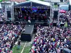 Dede April Guncang Panggung Cirebon, Massa Padati Area Konser Sejak Pagi Konser Dede April Diserbu Ribuan Penggemar. (AlexaPodcast.ID)