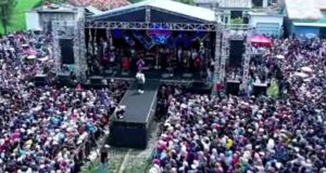 Dede April Guncang Panggung Cirebon, Massa Padati Area Konser Sejak Pagi Konser Dede April Diserbu Ribuan Penggemar. (AlexaPodcast.ID)