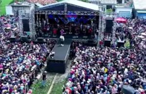 Dede April Guncang Panggung Cirebon, Massa Padati Area Konser Sejak Pagi Konser Dede April Diserbu Ribuan Penggemar. (AlexaPodcast.ID)