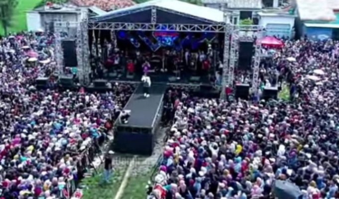 Dede April Guncang Panggung Cirebon, Massa Padati Area Konser Sejak Pagi Konser Dede April Diserbu Ribuan Penggemar. (AlexaPodcast.ID)