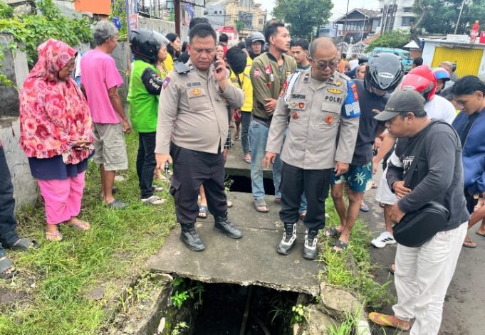 Geger! Pria Ditemukan Tewas di Parit Depan SPBU Cangkol Cirebon Polisi Selidiki Penyebab Kematian Pria di Cirebon. (AlexaPodcast.ID)